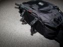 LOWEPRO INVERSE 200 AW\n\nFoto und Kommentar von Christian Toelle - VIELEN DANK!\n\nKommentar:\n\nHi Jrg,\n\nanbei ein paar Bilder der Inverse 200 AW mit Kamera. Es passt hinein eine 40D mit BG und 17-85 mit Geli, 2 Objektive wie das 50 1.4, 100 Makro, beides mit Geli und ein Wenig Kleinkram. Mit etwas Druck geht auch noch ein Blitz hinein. Schne, kompakte Bauchtasche mit Schulterriemen als Alternative, oder Lastverteiler. Sehr praktisch ist der Schulterriemen auch beim Objektivwechsel.\n\nGru Christian