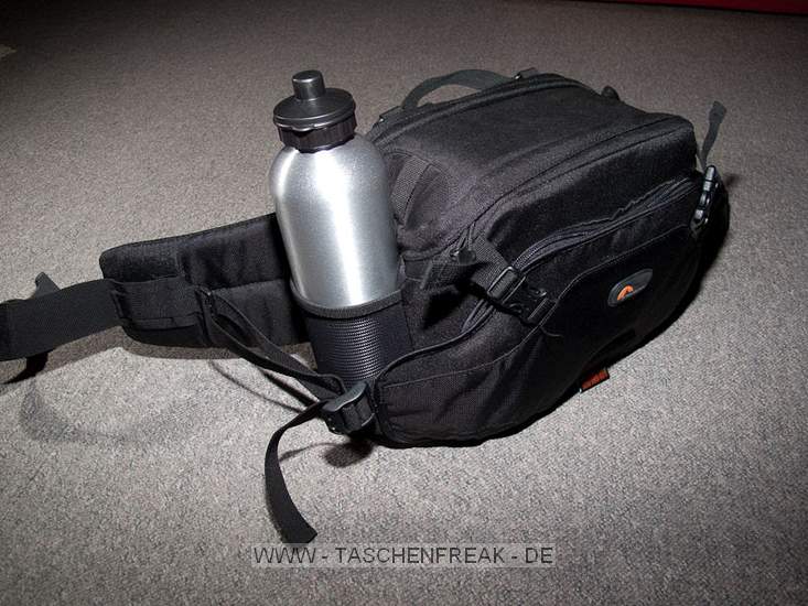 LOWEPRO INVERSE 200 AW\n\nFoto und Kommentar von Christian Toelle - VIELEN DANK!\n\nKommentar:\n\nHi Jörg,\n\nanbei ein paar Bilder der Inverse 200 AW mit Kamera. Es passt hinein eine 40D mit BG und 17-85 mit Geli, 2 Objektive wie das 50 1.4, 100 Makro, beides mit Geli und ein Wenig Kleinkram. Mit etwas Druck geht auch noch ein Blitz hinein. Schöne, kompakte Bauchtasche mit Schulterriemen als Alternative, oder Lastverteiler. Sehr praktisch ist der Schulterriemen auch beim Objektivwechsel.\n\nGruß Christian