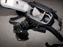 LOWEPRO INVERSE 200 AW\n\nFoto und Kommentar von Christian Toelle - VIELEN DANK!\n\nKommentar:\n\nHi Jrg,\n\nanbei ein paar Bilder der Inverse 200 AW mit Kamera. Es passt hinein eine 40D mit BG und 17-85 mit Geli, 2 Objektive wie das 50 1.4, 100 Makro, beides mit Geli und ein Wenig Kleinkram. Mit etwas Druck geht auch noch ein Blitz hinein. Schne, kompakte Bauchtasche mit Schulterriemen als Alternative, oder Lastverteiler. Sehr praktisch ist der Schulterriemen auch beim Objektivwechsel.\n\nGru Christian