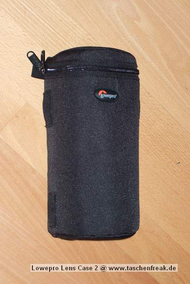 Foto von Jrg Langer\n\nKommentar des Nutzers:\n\nLowepro Lens Cases - hier das Modell 2, eigenen sich ideal um Objektive oder andere Zubehrteile am Grtel oder an den sogenannten Slip Lock Schlaufen der Lowepro Taschen / Ruckscke anzubringen.\n\nDieses Case hier verwede ich gern efr das Canon Makro 100 mm f2.8 mit umgedrehter Geli und dem Winkelsucher C.