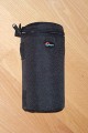 Foto von Jrg Langer\n\nKommentar des Nutzers:\n\nLowepro Lens Cases - hier das Modell 2, eigenen sich ideal um Objektive oder andere Zubehrteile am Grtel oder an den sogenannten Slip Lock Schlaufen der Lowepro Taschen / Ruckscke anzubringen.\n\nDieses Case hier verwede ich gern efr das Canon Makro 100 mm f2.8 mit umgedrehter Geli und dem Winkelsucher C.