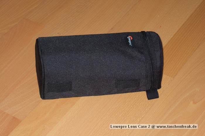 Foto von Jrg Langer\n\nKommentar des Nutzers:\n\nLowepro Lens Cases - hier das Modell 2, eigenen sich ideal um Objektive oder andere Zubehrteile am Grtel oder an den sogenannten Slip Lock Schlaufen der Lowepro Taschen / Ruckscke anzubringen.\n\nDieses Case hier verwede ich gern efr das Canon Makro 100 mm f2.8 mit umgedrehter Geli und dem Winkelsucher C.