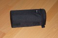 Foto von Jrg Langer\n\nKommentar des Nutzers:\n\nLowepro Lens Cases - hier das Modell 2, eigenen sich ideal um Objektive oder andere Zubehrteile am Grtel oder an den sogenannten Slip Lock Schlaufen der Lowepro Taschen / Ruckscke anzubringen.\n\nDieses Case hier verwede ich gern efr das Canon Makro 100 mm f2.8 mit umgedrehter Geli und dem Winkelsucher C.