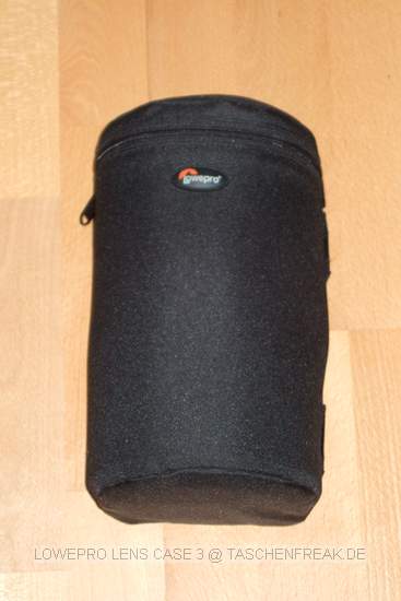 LOWEPRO LENS CASE 3\n\nFoto von Jrg Langer - www.taschenfreak.de\n\nKommentar des Nutzers:\n\nLowepro Lens Cases - hier das Modell 3, eigenen sich ideal um Objektive oder andere Zubehrteile am Grtel oder an den sogenannten Slip Lock Schlaufen der Lowepro Taschen / Ruckscke anzubringen.\n\nDieses Case hier verwede ich gerne fr das Telezoom Canon 100-400 mit umgedrehter Gegenlichblende und Stzativschelle inkl. Wechselplatte frs Stativ.\n\nDas Lens Case 3 ist deutlich dicker gepolstert als das Lens Case 2.