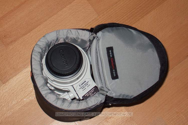 LOWEPRO LENS CASE 3\n\nFoto von Jörg Langer - www.taschenfreak.de\n\nKommentar des Nutzers:\n\nLowepro Lens Cases - hier das Modell 3, eigenen sich ideal um Objektive oder andere Zubehörteile am Gürtel oder an den sogenannten Slip Lock Schlaufen der Lowepro Taschen / Rucksäcke anzubringen.\n\nDieses Case hier verwede ich gerne für das Telezoom Canon 100-400 mit umgedrehter Gegenlichblende und Stzativschelle inkl. Wechselplatte fürs Stativ.\n\nDas Lens Case 3 ist deutlich dicker gepolstert als das Lens Case 2.