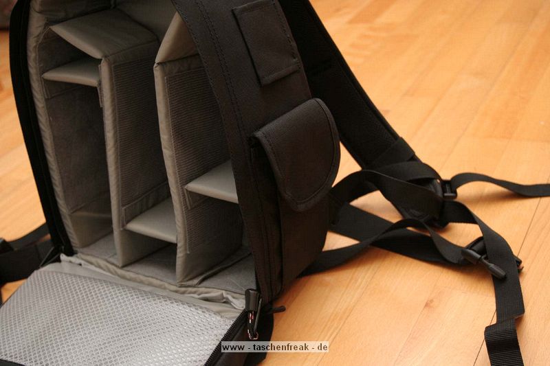 Foto von Tobias und Sebastian - Vielen Dank dafür!\n\nKommentar der Nutzer:\n\nDie Tasche ist hochwertig verarbeitet und trotz der kompakten Ausmaße bietet sie viel Platz. Auch in die Außentasche passt erstaunlich viel Zubehör hinein.\nFür die kleine Hobbyausrüstung ist die Tasche gut dimensioniert. Evtl. findet dann sogar noch eine kleine Wasserflasche Platz.\n \nDie Gurte sind auch für vollschlanke Personen noch ausreichend dimensioniert. Wer etwas dünner gebaut ist, muss die Enden der Gurte evtl. kürzen, damit diese nicht herumbaumeln.\n \nEs gibt nur einen Kritikpunkt:\nDie konfigurierbaren Trennelemente können leider nicht beliebig plaziert werden, weil diese sowie der Außenbereich der Tasche nicht komplett mit dem weichen Klettstoff ausgekleidet sind. Für die etwas schmale Canon 350D könnten die Trennelemente dann noch etwas weiter oben plaziert werden.