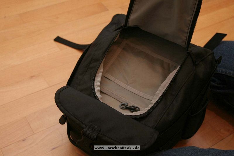 Foto von Tobias und Sebastian - Vielen Dank daf�r!\n\nKommentar der Nutzer:\n\nDie Tasche ist hochwertig verarbeitet und trotz der kompakten Ausma�e bietet sie viel Platz. Auch in die Au�entasche passt erstaunlich viel Zubeh�r hinein.\nF�r die kleine Hobbyausr�stung ist die Tasche gut dimensioniert. Evtl. findet dann sogar noch eine kleine Wasserflasche Platz.\n \nDie Gurte sind auch f�r vollschlanke Personen noch ausreichend dimensioniert. Wer etwas d�nner gebaut ist, muss die Enden der Gurte evtl. k�rzen, damit diese nicht herumbaumeln.\n \nEs gibt nur einen Kritikpunkt:\nDie konfigurierbaren Trennelemente k�nnen leider nicht beliebig plaziert werden, weil diese sowie der Au�enbereich der Tasche nicht komplett mit dem weichen Klettstoff ausgekleidet sind. F�r die etwas schmale Canon 350D k�nnten die Trennelemente dann noch etwas weiter oben plaziert werden.