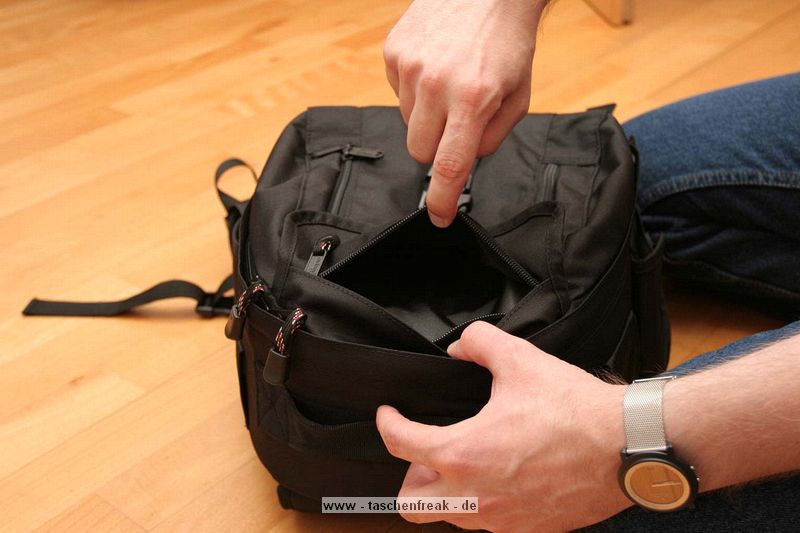 Foto von Tobias und Sebastian - Vielen Dank daf�r!\n\nKommentar der Nutzer:\n\nDie Tasche ist hochwertig verarbeitet und trotz der kompakten Ausma�e bietet sie viel Platz. Auch in die Au�entasche passt erstaunlich viel Zubeh�r hinein.\nF�r die kleine Hobbyausr�stung ist die Tasche gut dimensioniert. Evtl. findet dann sogar noch eine kleine Wasserflasche Platz.\n \nDie Gurte sind auch f�r vollschlanke Personen noch ausreichend dimensioniert. Wer etwas d�nner gebaut ist, muss die Enden der Gurte evtl. k�rzen, damit diese nicht herumbaumeln.\n \nEs gibt nur einen Kritikpunkt:\nDie konfigurierbaren Trennelemente k�nnen leider nicht beliebig plaziert werden, weil diese sowie der Au�enbereich der Tasche nicht komplett mit dem weichen Klettstoff ausgekleidet sind. F�r die etwas schmale Canon 350D k�nnten die Trennelemente dann noch etwas weiter oben plaziert werden.
