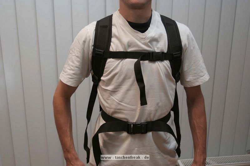 Foto von Tobias und Sebastian - Vielen Dank dafr!\n\nKommentar der Nutzer:\n\nDie Tasche ist hochwertig verarbeitet und trotz der kompakten Ausmae bietet sie viel Platz. Auch in die Auentasche passt erstaunlich viel Zubehr hinein.\nFr die kleine Hobbyausrstung ist die Tasche gut dimensioniert. Evtl. findet dann sogar noch eine kleine Wasserflasche Platz.\n \nDie Gurte sind auch fr vollschlanke Personen noch ausreichend dimensioniert. Wer etwas dnner gebaut ist, muss die Enden der Gurte evtl. krzen, damit diese nicht herumbaumeln.\n \nEs gibt nur einen Kritikpunkt:\nDie konfigurierbaren Trennelemente knnen leider nicht beliebig plaziert werden, weil diese sowie der Auenbereich der Tasche nicht komplett mit dem weichen Klettstoff ausgekleidet sind. Fr die etwas schmale Canon 350D knnten die Trennelemente dann noch etwas weiter oben plaziert werden.