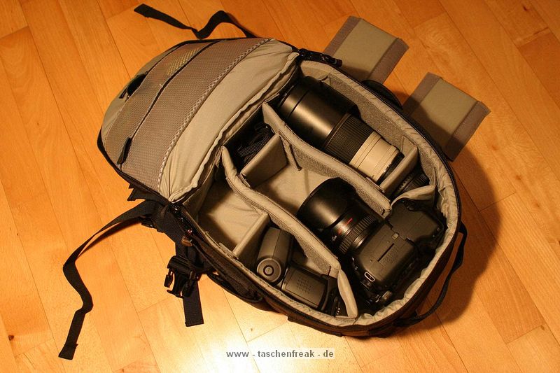 Foto von Tobias und Sebastian - Vielen Dank dafr!\n\nKommentar der Nutzer:\n\nDie Tasche ist hochwertig verarbeitet und trotz der kompakten Ausmae bietet sie viel Platz. Auch in die Auentasche passt erstaunlich viel Zubehr hinein.\nFr die kleine Hobbyausrstung ist die Tasche gut dimensioniert. Evtl. findet dann sogar noch eine kleine Wasserflasche Platz.\n \nDie Gurte sind auch fr vollschlanke Personen noch ausreichend dimensioniert. Wer etwas dnner gebaut ist, muss die Enden der Gurte evtl. krzen, damit diese nicht herumbaumeln.\n \nEs gibt nur einen Kritikpunkt:\nDie konfigurierbaren Trennelemente knnen leider nicht beliebig plaziert werden, weil diese sowie der Auenbereich der Tasche nicht komplett mit dem weichen Klettstoff ausgekleidet sind. Fr die etwas schmale Canon 350D knnten die Trennelemente dann noch etwas weiter oben plaziert werden.