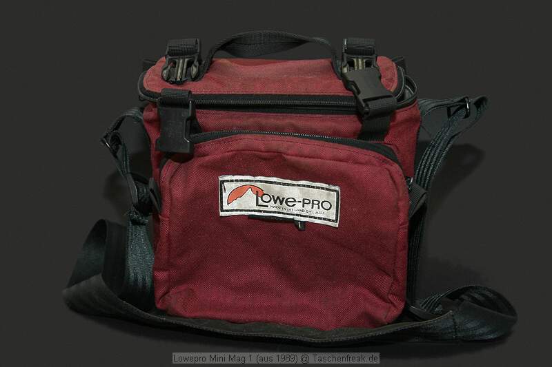Lowepro Mini Mag 1 (1989)\n\nFoto von Reiner Böttcher - DANKE AN REINER!\n\nKommentar des Nutzers:\n\nanbei mal drei Bilder der Tasche.\n \nEs handelt sich um die Mini Mag 1. \nGekauft habe ich die Tasche 1989 in einem Outdoor-Laden in München.\n \nBreite:   23,5 cm\nTiefe:    15,5 cm (11,5 cm - ohne Fronttasche)\nHöhe:    23 cm\n \nGruss\nReiner Böttcher