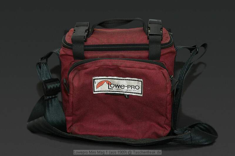 Lowepro Mini Mag 1 (1989)\n\nFoto von Reiner Bttcher - DANKE AN REINER!\n\nKommentar des Nutzers:\n\nanbei mal drei Bilder der Tasche.\n \nEs handelt sich um die Mini Mag 1. \nGekauft habe ich die Tasche 1989 in einem Outdoor-Laden in Mnchen.\n \nBreite:   23,5 cm\nTiefe:    15,5 cm (11,5 cm - ohne Fronttasche)\nHhe:    23 cm\n \nGruss\nReiner Bttcher