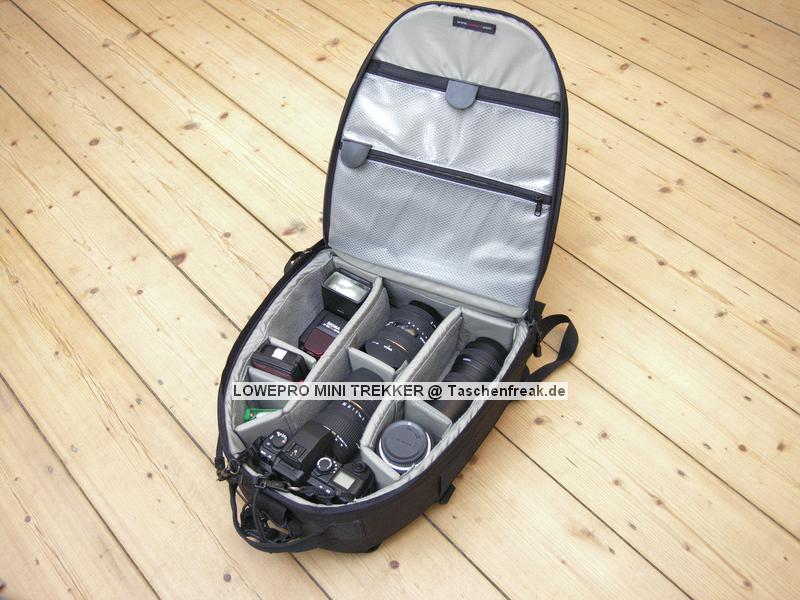 LOWEPRO MINI TREKKER\n\nFoto von Ralf Neumann - 1000 DANK DAFR!\n\nBeschreibung:\nLowepro Mini Trekker\nKleiner Rucksack mit guter Verarbeitung. Wird nach Einfhrung des Mini Trekker AW als Classic verkauft. Wenn man auf das Regencape verzichten kann, ist er eine preisgnstige Alternative. Am besten gefllt mir das System des Stativhalters, eine ausklappbare Tasche fr die Fe und zwei Bnder um den Rest des Stativs zu halten. Gutes Tragesystem mit Becken- und Brustgurt. An den Seiten kann S&F Zubehr angesetzt werden. Nachteil: \nDas Tragesystem kann nicht verstaut werden und er hat keinen Schultergurt.