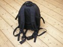 LOWEPRO MINI TREKKER\n\nFoto von Ralf Neumann - 1000 DANK DAFR!\n\nBeschreibung:\nLowepro Mini Trekker\nKleiner Rucksack mit guter Verarbeitung. Wird nach Einfhrung des Mini Trekker AW als Classic verkauft. Wenn man auf das Regencape verzichten kann, ist er eine preisgnstige Alternative. Am besten gefllt mir das System des Stativhalters, eine ausklappbare Tasche fr die Fe und zwei Bnder um den Rest des Stativs zu halten. Gutes Tragesystem mit Becken- und Brustgurt. An den Seiten kann S&F Zubehr angesetzt werden. Nachteil: \nDas Tragesystem kann nicht verstaut werden und er hat keinen Schultergurt.