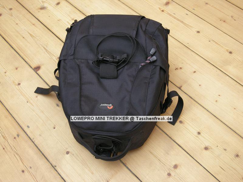 LOWEPRO MINI TREKKER\n\nFoto von Ralf Neumann - 1000 DANK DAFR!\n\nBeschreibung:\nLowepro Mini Trekker\nKleiner Rucksack mit guter Verarbeitung. Wird nach Einfhrung des Mini Trekker AW als Classic verkauft. Wenn man auf das Regencape verzichten kann, ist er eine preisgnstige Alternative. Am besten gefllt mir das System des Stativhalters, eine ausklappbare Tasche fr die Fe und zwei Bnder um den Rest des Stativs zu halten. Gutes Tragesystem mit Becken- und Brustgurt. An den Seiten kann S&F Zubehr angesetzt werden. Nachteil: \nDas Tragesystem kann nicht verstaut werden und er hat keinen Schultergurt.