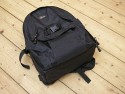 LOWEPRO MINI TREKKER\n\nFoto von Ralf Neumann - 1000 DANK DAFR!\n\nBeschreibung:\nLowepro Mini Trekker\nKleiner Rucksack mit guter Verarbeitung. Wird nach Einfhrung des Mini Trekker AW als Classic verkauft. Wenn man auf das Regencape verzichten kann, ist er eine preisgnstige Alternative. Am besten gefllt mir das System des Stativhalters, eine ausklappbare Tasche fr die Fe und zwei Bnder um den Rest des Stativs zu halten. Gutes Tragesystem mit Becken- und Brustgurt. An den Seiten kann S&F Zubehr angesetzt werden. Nachteil: \nDas Tragesystem kann nicht verstaut werden und er hat keinen Schultergurt.