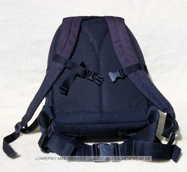 LOWEPRO MINI TREKKER CLASSIC\n\nFoto von Dieter Schrder - VIELEN DANK!\n\nKommentar des Nutzers:\n\nHallo ,\n\nHier kommen nun weitere Bilder fr ihre Galerie.\n\nNach Prfung ihrer Seite sind diese bisher nicht vertreten.\n \n1.MiniTrecker von Lowepro \n\nBild 1 : Von der Seite ( beide Seiten sind gleich)\nBild 2 : Von Vorn , Mit zwei Vortaschen versehen, Notebook 25*32*5 passt locker rein ins groe Vorfach / 15,4Zoll gerade noch(von der Breite her)\nBild 3 : Von Hinten , Gurtsystem mit Tragegurten und Bauchgurt, nicht versenkbar\nBild 4 : Von unten , man sieht die Stativschlaufen\nBild 5 : Von innen, dieser Rucksack hat noch KEINEN Schutz vor der Reiverschlussteilen (neuere schon)\n\nMit freundlichem Gru \n\nDieter Schrder