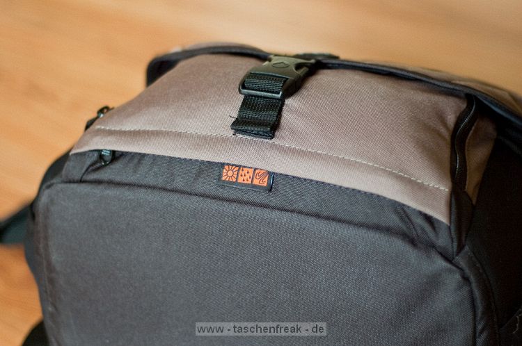 LOWEPRO NOVA 190 AW\n\nFoto und Kommentar von Jens Dittmar - Vielen Dank!\n\nKommentar des Nutzers:\n\nLowepro Nova 190 AW kaki-braun - Sicht von unten und vorne auf das Fach für das Regencape.