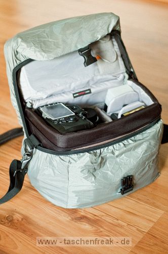 LOWEPRO NOVA 190 AW\n\nFoto und Kommentar von Jens Dittmar - Vielen Dank!\n\nKommentar des Nutzers:\n\nLowepro Nova 190 AW kaki-braun - Regencape bergestlpt, die Tasche kann weiterhin geffnet und auf die Kamera somit zugegriffen werden.