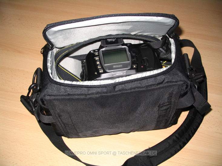 LOWEPRO OMNI SPORT\n\nFoto von Nils Koopmann - VIELEN DANK!\n\nKommentar des Nutzers:\n\nDie Umhngetasche Lowepro Omni Sport bietet laut Hersteller Platz fr eine Kamera + Angesetztes Objektiv und ein bis zwei Objektive. Wie man auf den Bildern sieht, kann man auch mehrere Objektive mitnehmen, wenn sie nicht sehr gro sind. In der Tasche habe ich eine Nikon D70s mit angesetztem 18-70mm, ein Nikkor 50mm  1.8, ein Vivitar 28mm und Kleinkram (Aufladegert, Akku usw.). Im Deckel ist ein Auen- sowie Innenfach. Auen lassen sich Speicherkarten und Putztcher und Innen Bedienungsanleitung und kleinere Bcher verstauen. Die Tasche besitzt wie ihre groen Brder eine Deckelffnung, welche das herausnehmen der Kamera ermglicht, whrent man die Kamera umgehngt hat. Auf der Rckseite ist auch ein Umschnallgurt verpackt. \n\nNils Koopmann