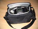 LOWEPRO OMNI SPORT\n\nFoto von Nils Koopmann - VIELEN DANK!\n\nKommentar des Nutzers:\n\nDie Umhngetasche Lowepro Omni Sport bietet laut Hersteller Platz fr eine Kamera + Angesetztes Objektiv und ein bis zwei Objektive. Wie man auf den Bildern sieht, kann man auch mehrere Objektive mitnehmen, wenn sie nicht sehr gro sind. In der Tasche habe ich eine Nikon D70s mit angesetztem 18-70mm, ein Nikkor 50mm  1.8, ein Vivitar 28mm und Kleinkram (Aufladegert, Akku usw.). Im Deckel ist ein Auen- sowie Innenfach. Auen lassen sich Speicherkarten und Putztcher und Innen Bedienungsanleitung und kleinere Bcher verstauen. Die Tasche besitzt wie ihre groen Brder eine Deckelffnung, welche das herausnehmen der Kamera ermglicht, whrent man die Kamera umgehngt hat. Auf der Rckseite ist auch ein Umschnallgurt verpackt. \n\nNils Koopmann