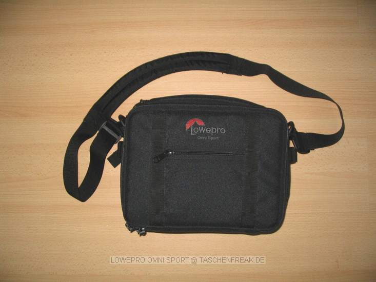 LOWEPRO OMNI SPORT\n\nFoto von Nils Koopmann - VIELEN DANK!\n\nKommentar des Nutzers:\n\nDie Umhängetasche Lowepro Omni Sport bietet laut Hersteller Platz für eine Kamera + Angesetztes Objektiv und ein bis zwei Objektive. Wie man auf den Bildern sieht, kann man auch mehrere Objektive mitnehmen, wenn sie nicht sehr groß sind. In der Tasche habe ich eine Nikon D70s mit angesetztem 18-70mm, ein Nikkor 50mm  1.8, ein Vivitar 28mm und Kleinkram (Aufladegerät, Akku usw.). Im Deckel ist ein Außen- sowie Innenfach. Außen lassen sich Speicherkarten und Putztücher und Innen Bedienungsanleitung und kleinere Bücher verstauen. Die Tasche besitzt wie ihre großen Brüder eine Deckelöffnung, welche das herausnehmen der Kamera ermöglicht, währent man die Kamera umgehängt hat. Auf der Rückseite ist auch ein Umschnallgurt verpackt. \n\nNils Koopmann