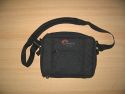 LOWEPRO OMNI SPORT\n\nFoto von Nils Koopmann - VIELEN DANK!\n\nKommentar des Nutzers:\n\nDie Umhngetasche Lowepro Omni Sport bietet laut Hersteller Platz fr eine Kamera + Angesetztes Objektiv und ein bis zwei Objektive. Wie man auf den Bildern sieht, kann man auch mehrere Objektive mitnehmen, wenn sie nicht sehr gro sind. In der Tasche habe ich eine Nikon D70s mit angesetztem 18-70mm, ein Nikkor 50mm  1.8, ein Vivitar 28mm und Kleinkram (Aufladegert, Akku usw.). Im Deckel ist ein Auen- sowie Innenfach. Auen lassen sich Speicherkarten und Putztcher und Innen Bedienungsanleitung und kleinere Bcher verstauen. Die Tasche besitzt wie ihre groen Brder eine Deckelffnung, welche das herausnehmen der Kamera ermglicht, whrent man die Kamera umgehngt hat. Auf der Rckseite ist auch ein Umschnallgurt verpackt. \n\nNils Koopmann