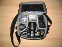 LOWEPRO OMNI SPORT\n\nFoto von Nils Koopmann - VIELEN DANK!\n\nKommentar des Nutzers:\n\nDie Umhngetasche Lowepro Omni Sport bietet laut Hersteller Platz fr eine Kamera + Angesetztes Objektiv und ein bis zwei Objektive. Wie man auf den Bildern sieht, kann man auch mehrere Objektive mitnehmen, wenn sie nicht sehr gro sind. In der Tasche habe ich eine Nikon D70s mit angesetztem 18-70mm, ein Nikkor 50mm  1.8, ein Vivitar 28mm und Kleinkram (Aufladegert, Akku usw.). Im Deckel ist ein Auen- sowie Innenfach. Auen lassen sich Speicherkarten und Putztcher und Innen Bedienungsanleitung und kleinere Bcher verstauen. Die Tasche besitzt wie ihre groen Brder eine Deckelffnung, welche das herausnehmen der Kamera ermglicht, whrent man die Kamera umgehngt hat. Auf der Rckseite ist auch ein Umschnallgurt verpackt. \n\nNils Koopmann