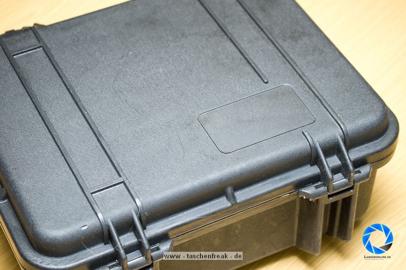LOWEPRO OMNI SPORT EXTREME - PELI CASE 1400\n\nFoto und text von Jrg Langer - www.taschenfreak.de\n\nKommentar:\n\nLowepro Omni Sport Extreme - oder auch Peli Case 1400 \n\nmit Inhalt - entweder Billingham Hadley Small oder dem Lowepro Omni Sport Bag.\n\nDer kleine "Rambo" wenn der kleine "Inhalt" gut geschtzt sein soll.\n\nStabiler und geschtzter geht kaum - dessen sind wir uns sicher.