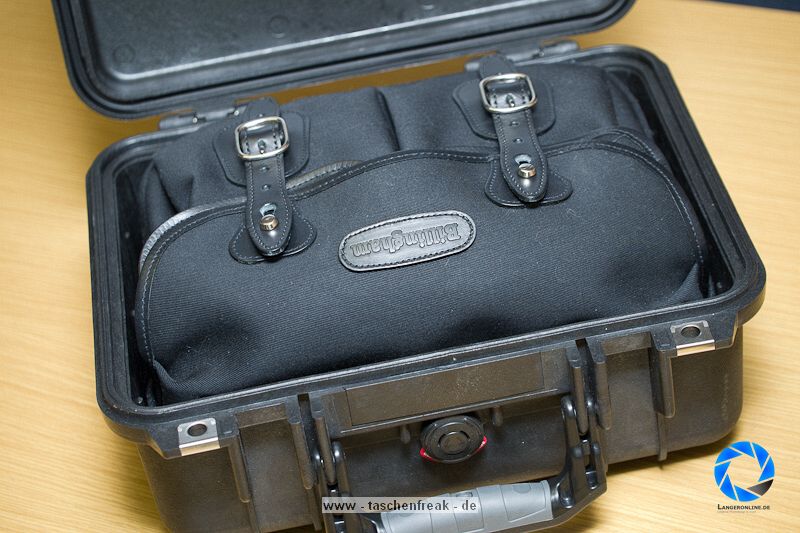 LOWEPRO OMNI SPORT EXTREME - PELI CASE 1400\n\nFoto und text von Jrg Langer - www.taschenfreak.de\n\nKommentar:\n\nLowepro Omni Sport Extreme - oder auch Peli Case 1400 \n\nmit Inhalt - entweder Billingham Hadley Small oder dem Lowepro Omni Sport Bag.\n\nDer kleine "Rambo" wenn der kleine "Inhalt" gut geschtzt sein soll.\n\nStabiler und geschtzter geht kaum - dessen sind wir uns sicher.