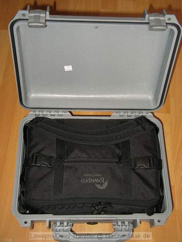 Foto von Sven Johannes - DANKE DAFR !\n\nKommentar des Nutzers:\n\nDie Tasche ist eigentlich zu flach um die Kamera so wie darsgestellt aufzunehmen, es fehlt ein knapper Zentimeter wenn man den "offiziellen"  \nAngaben folgt.\n\nDie Beladung ist eigentlich immer drin, das leere Fache wird nach Bedarf mit einer Powershot G3 oder sonstigem Klapperkram aufgefllt.\nZielbeladung ist die 350d mit 17-85IS, 70-300IS, 50/1.8 und das Sigma.  \nSollte passen.
