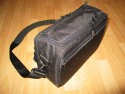 Foto von Sven Johannes - DANKE DAFR !\n\nKommentar des Nutzers:\n\nDie Tasche ist eigentlich zu flach um die Kamera so wie darsgestellt aufzunehmen, es fehlt ein knapper Zentimeter wenn man den "offiziellen"  \nAngaben folgt.\n\nDie Beladung ist eigentlich immer drin, das leere Fache wird nach Bedarf mit einer Powershot G3 oder sonstigem Klapperkram aufgefllt.\nZielbeladung ist die 350d mit 17-85IS, 70-300IS, 50/1.8 und das Sigma.  \nSollte passen.