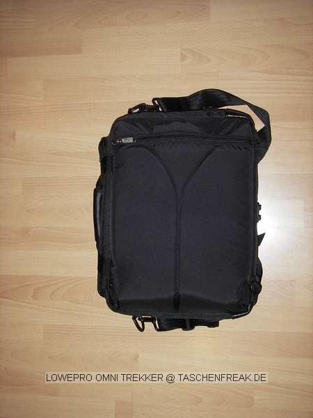 LOWEPRO OMNI TREKKER\n\nFoto von Dirk Henning - VIELEN DANK!\n\nKommentar des Nutzers:\n\nHallo,\n\nich finde eure Seite klasse und mchte auch meinen Beitrag dazu leisten, Test folgt unten, Bilder sind angehngt.\n\nViele Gre,\nDirk Hennig\n\n--------------------\n\nIn dem Omni Trekker auf den Fotos befindet sich:\nD80 + Batteriegriff,\nAF-S DX 18-70,\nAF-S 70-300 VR,\nTokina 12-24,\nAF 28-105,\nAF 1.8 / 50,\nSB-800,\nLadegert,\nund draussen:\nEinbein,\nGorillapod SLR Uoom,\nund es ist noch Platz fr 4-6 mittlere Objektive oder ein groes Tele.\n\nUnd es ist noch Platz fr 4-6 mittlere Objektive oder ein groes Tele.\n\nSchn finde ich, dass er wie ein Koffer an der Lngsseite ffnet.\nDie Innenaufteilung ist nicht ganz einfach, da es 4 lange "Haupteinteilungen" und ganz viele kleine Abtrenner gibt, die aber nur zwischen die Haupteinteilungen halten knnen. Muss man wohl etwas ben.\n\nUnter dem SB-800 ist Platz fr die Ladegerte.\nber das 70-300 VR pat ein kleiner Imagetank.\nIch habe Platz verschenkt, weil ich die Objektive fr den seitlichen Zugriff hingelegt habe. Auerdem sind die Gelis (bis aufs 70-300) normal drauf. Es pat also rein zum Transport noch viel mehr rein, dies ist die Transport + Aktion Variante. Das 18-70 + Geli oder das 28-105 wrde problemlos auch Hochkant passen, das 12-24 mit umgedrehter Geli auch. Wenn die D80 in Benutzung ist, dann pat 70-300 VR an der selben Stelle mit Geli richtigrum rein.\n\nIm Deckel gibt es ein groes Fach in das Din-A4 Zeitschriften locker paen, sogar die "Fotografie" pat rein. Davor zwei transparente quadratische Taschen in die CDs passen. Schn: Die Reiverschle sind abgedeckt.\n\nEinbein und Gorillapod knnen drauen ran. Das Gorillapod ist einfach unter eine Taschenabdeckung geklemmt. Um das Einbein sind die Riemen einmal rumgewickelt, das hlt auch beim Tragen auf dem Rcken.\n\nOben im Deckel ist noch ein Fach, da kommen dann Speicher und Akku rein.\n\nSehr ordentlicher Tragegriff. Trgt sich dank der schlanken Form wie eine "Businesstasche".\n\nRckseite mit versteckten Gurten ist aufgrumt.\n\nErste Tests ergaben: Flach liegend bersichtlicht und perfekt zu beladen wie ein Rucksack. Zugriff auf der Seite stehend auch gut, etwa wie eine mittelgroe Fototasche. Objektivwechsel geht auch als Tasche umhngend, wobei sich da eine Crumpler schon etwas besser anfhlt. Als Rucksack trgt sich das Ding nicht optimal, da er oben von den Schulterblttern wegkippt und der kleine Zusatzgurt keine Hftpolster hat. Dieser funktioniert aber gut als Sicherung wenn man den Rucksack ber einer Schulter hngen lt und dann das Objektiv ber die Seitenffnung wechselt. Fr mich sind die Schultergurte auf jeden Fall eine deutliche Entlastung gegenber einer normalen Tasche, trotzdem werde ich vermeiden den Omni-Trekker wirklich lange zu tragen.\n\nFazit: Die perfekte Tasche gibt es nicht. Aber das hier ist das interessanteste Crossover aus Aktentasche, Fototasche und Fotorucksack, das ich kenne.\n\nHomepage http://www.HENNIGArts.com/