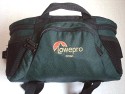 Lowepro Orion\n\nFoto von Horst Stockem - VIELEN DANK!\n\nKommentar des Nutzers:\n\nLowepro Orion (ohne AW, Mini, I o..)\n \nDie Hfttasche misst ca. 29x15x16.5 cm und ist im aktuellen Lowepro-Programm zu finden.\nSie verfgt ber ein flaches Innenfach im Deckel, z.B. fr Filter.\nVorne auen besitzt sie ein RV-Zubehrfach, gut fr Speicherkarten und Akkus.\nDer Deckel klappt sinnvollerweise vom Krper weg auf.\nVorne rechts und links befinden sich zwei Netz-Einstecktaschen.\n \nDie Verarbeitung ist sehr gut, die Tasche ist uerst robust.\nDer Hftgurt ist gut gepolstert und besitzt sinnvolle Spannriemen.\nUnten befinden sich Stativschlaufen und an den Seiten sen fr z.B. den optionalen Schultergurt.\n \nIn der Tasche ist beispielsweise Platz fr:\n1 DSLR (Gre 30D, 5D) mit angesetztem kleinem bis mittlerem Standardzoom\n3 weitere Objektive bis max 150mm Gesamtlnge incl. Deckel\n1 Blitz 420EX, 430EX oder 580 EX\n \nVorteil:\nKompaktheit, Robustheit, Gesamtqualitt\nNachteil:\nWer eher klettert als wandert, kann sie nicht vor dem Bauch tragen, \nda die Oberschenkel beim Heben dauernd an die Tasche kommen und somit das Bergwandern erschwert.\nMan muss sie dann auf den Rcken drehen und kann keinen Rucksack tragen.\n \nViele Gre\nHorst Stockem