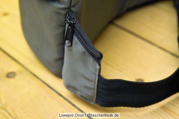 Foto von Ralf Neumann - VIELEN DANK!\n\nKommentar des Nutzers:\n\nOrion I\nDie ursprüngliche Version der Orion aus den 80ern. Relativ einfache aber robuste Hüfttasche. Nachteil ist der zum Körper hin klappende Deckel, der allerdings geschlossen den Vorteil hat mit hochgeklapptem Rand eine ganz gute, wenn auch etwas rutschige, Ablage zu bieten. Diese Tasche ist von Zeit zu Zeit unter 15 Euro in der Bucht zu haben.