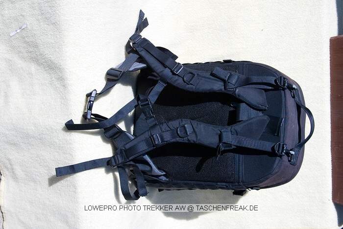 LOWEPRO PHOTO TREKKER AW\n\nFoto von Dieter Schrder - VIELEN DANK!\n\nKommentar des Nutzers:\n\nHallo ,\n\nHier kommen nun weitere Bilder fr ihre Galerie.\n\nNach Prfung ihrer Seite sind diese bisher nicht vertreten.\n\n \n\n2. PhotoTrecker AW von Lowepro\n\nErste Ausgabe des PhotoTrecker AW\n \n\nBild 2 : von Vorn , Zwei Vorfcher, in das groe passt eine Menge rein wegen der Falte ( z.B. auch ein Notebook15,4Zoll mit Schutzhlle)\nBild 3+ 4 von den Seiten , sie sind gleich und haben eine Menge Schlaufen zur Befestigung\nBild 5 :  von hinten, man sieht das gesamte Tragesystem aus Trage- und Bauchgurten\nBild 6 :  Das gelste System lsst sich hinter dem Rckenpolster gut verstauen wegen der Karabinerhaken am Tragegurtsystem\nBild 7 :  von Innen leer , der Trageriemen ( Schultergurt) liegt auf der unten Deckelseite\nBild 8 :  zum Vergleich leicht gefllt mit 30d+ 70-200 + Tokina ATX840 80-400 und Blitz + zwei weitere Objektive. Es passt aber erheblich mehr rein !!!\nBild 1 :  hier sieht man, das auch nur die Reiverschlsse zur Mitte geschtzt sind (Scheuerschutz fr das Packgut) der lange Reiverschluss ist noch ungeschtzt.( der AWII ist berall geschtzt)\n\nUnter dem Rucksack ist das Haltesystem fr ein Stativ und geschtzt vor Schmutz auch noch die Regenhaube.\n\nDie Regenhaube ist auch am Strand gut zu verwenden um Sand beim auspacken der Ausrstung vermeiden ( Ablageflche)\n\nMit freundlichem Gru \n\nDieter Schrder