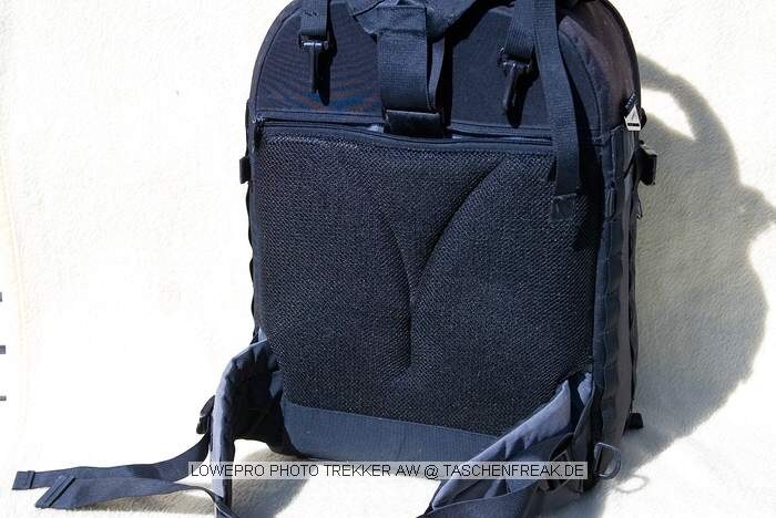 LOWEPRO PHOTO TREKKER AW\n\nFoto von Dieter Schrder - VIELEN DANK!\n\nKommentar des Nutzers:\n\nHallo ,\n\nHier kommen nun weitere Bilder fr ihre Galerie.\n\nNach Prfung ihrer Seite sind diese bisher nicht vertreten.\n\n \n\n2. PhotoTrecker AW von Lowepro\n\nErste Ausgabe des PhotoTrecker AW\n \n\nBild 2 : von Vorn , Zwei Vorfcher, in das groe passt eine Menge rein wegen der Falte ( z.B. auch ein Notebook15,4Zoll mit Schutzhlle)\nBild 3+ 4 von den Seiten , sie sind gleich und haben eine Menge Schlaufen zur Befestigung\nBild 5 :  von hinten, man sieht das gesamte Tragesystem aus Trage- und Bauchgurten\nBild 6 :  Das gelste System lsst sich hinter dem Rckenpolster gut verstauen wegen der Karabinerhaken am Tragegurtsystem\nBild 7 :  von Innen leer , der Trageriemen ( Schultergurt) liegt auf der unten Deckelseite\nBild 8 :  zum Vergleich leicht gefllt mit 30d+ 70-200 + Tokina ATX840 80-400 und Blitz + zwei weitere Objektive. Es passt aber erheblich mehr rein !!!\nBild 1 :  hier sieht man, das auch nur die Reiverschlsse zur Mitte geschtzt sind (Scheuerschutz fr das Packgut) der lange Reiverschluss ist noch ungeschtzt.( der AWII ist berall geschtzt)\n\nUnter dem Rucksack ist das Haltesystem fr ein Stativ und geschtzt vor Schmutz auch noch die Regenhaube.\n\nDie Regenhaube ist auch am Strand gut zu verwenden um Sand beim auspacken der Ausrstung vermeiden ( Ablageflche)\n\nMit freundlichem Gru \n\nDieter Schrder