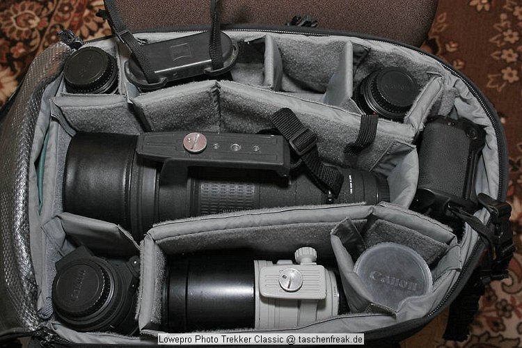 Foto von Dr. Tassilo Seeger\n\nKommentar des Nutzers:\n\nwie versprochen mal hier ein Bild mit dem "angepackten" Phototrekker AW\n\nobere reihe: beide Zwischenringe, soligor 1,7x und canon 1,4x bereinander - Fernglas 10*40, daneben noch "Luft fr z.b. ein kitobjektiv oder ein 1,8/50er - daneben das "Loch" fr die 20D ohne Batteriegriff, 4/24/105\n\nmittlere reihe: sigma 4,5/500er mit umgedrehter GeLi, 1dmkii\n\nuntere reihe: sigma 150er makro - canon 100/400 - 20mm mit Polfilter (oder dort halt z.b. das sigma 15/30er)\n\ndarauf pack ich dann die speicherkarten, die ersatzbrille, alles entsprechend z.b. in mikrofasertcher oder alte waschlappen gepackt\n\nin die aussentasche kommt dann eine laptop-tasche, darin der 580er, die akkus, der pd7x\n\nthat`s it