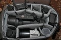 Foto von Dr. Tassilo Seeger\n\nKommentar des Nutzers:\n\nwie versprochen mal hier ein Bild mit dem "angepackten" Phototrekker AW\n\nobere reihe: beide Zwischenringe, soligor 1,7x und canon 1,4x bereinander - Fernglas 10*40, daneben noch "Luft fr z.b. ein kitobjektiv oder ein 1,8/50er - daneben das "Loch" fr die 20D ohne Batteriegriff, 4/24/105\n\nmittlere reihe: sigma 4,5/500er mit umgedrehter GeLi, 1dmkii\n\nuntere reihe: sigma 150er makro - canon 100/400 - 20mm mit Polfilter (oder dort halt z.b. das sigma 15/30er)\n\ndarauf pack ich dann die speicherkarten, die ersatzbrille, alles entsprechend z.b. in mikrofasertcher oder alte waschlappen gepackt\n\nin die aussentasche kommt dann eine laptop-tasche, darin der 580er, die akkus, der pd7x\n\nthat`s it