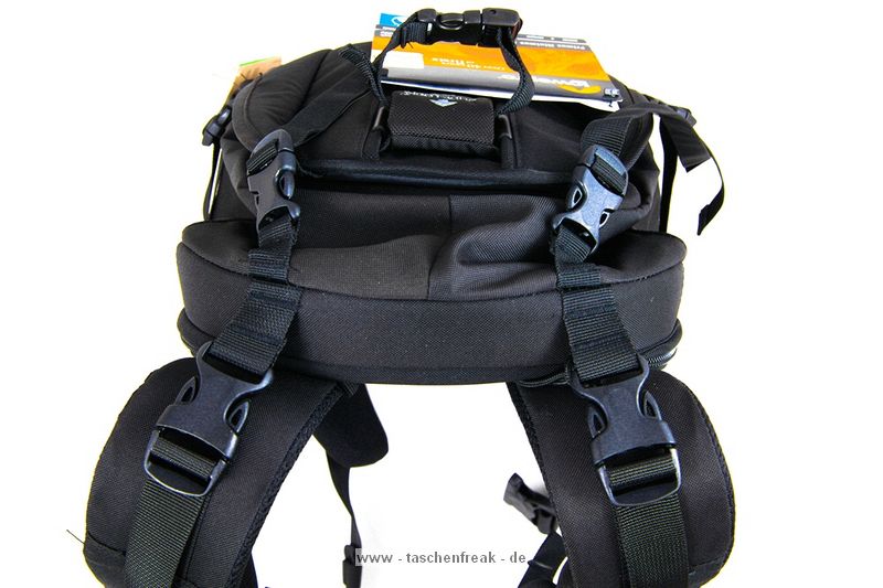 LOWEPRO PRIMUS MINIMUS\n\nFoto und Text von HSR-FOTO.de - VIELEN DANK!\n\nKommentar:\n\nHallo,\n \nich glaube der Primus Minimus von Lowepro fehlt noch in der Sammlung. Hier noch meine Eindrcke:\n \nWichtig war mir ein Rucksack, der auch fr lngere Touren gut geeignet ist und Platz fr die Nicht-Foto-Ausrstung bietet. Hierfr scheint der Lowepro Primus Minimus ideal zu sein: Relativ leicht, "klein", viel sinnvoller Platz und ein Stativ passt auch noch ran (wird auen mit Zurriemen befestigt). Leider passt beim Primus Minimus meine 5Dmk2 eher schlecht durch die Seitenffnung. Aber sie passt. Als Schnellzugriff kann dies dann allerdings nicht mehr bezeichnen. Es ist eben etwas hakelig. Die 400D meiner Freundin passt hingegen sehr gut durch. Ich den nchsten Tagen kommt noch der normale Primus AW. Dann kann ich vergleichen, ob der Seitenzugriff besser mit der 5D zu nutzen ist. Erwhnen mchte ihc noch, dass das Obere Fach von hinten zu erreichen ist und fr den Zugriff die "Untersttzungsgurte" fr die Schultergurte geffnet werden mssen.  Langfinger knnten leichtes Spiel haben, wegen des sehr langen Stiels am Reiverschluss fr das Seitenfach. Hier werde ich mir noch etwas passendes fr die Stadt berlegen.  Im oberen Fach haben locker mein 430EX und ein 70-200L platz und es ist immer noch Luft fr beispielsweise einen dnnen Pulli oder eine Brotdose. Die Jacke kann man bequem quer im aufliegenden Fach transportieren.\nWenn man den Rucksack mit meiner Ausrstung (5Dmk2, 17-40L, 85L, 28-75, 430EX und 70-200L4) trgt, sollte man den Spanngurt ber den Schultergurten krftig anziehen, den verschiebbaren Klipp zwischen den Schultergurten schlieen. Allein hierdurch werden die Schultern merklich entlastet. Wird nun noch der Beckengurt geschlossen, kann man schn lang wandern/bummeln/wasauchimmer und bekommt keine Rckenschmerzen. Auf lngeren Touren ist mein Tamrac Velocity 9x hier sehr unbequem, dafr aber sehr schnell zu nutzen.\n \nGru,\nHSR-FOTO.de