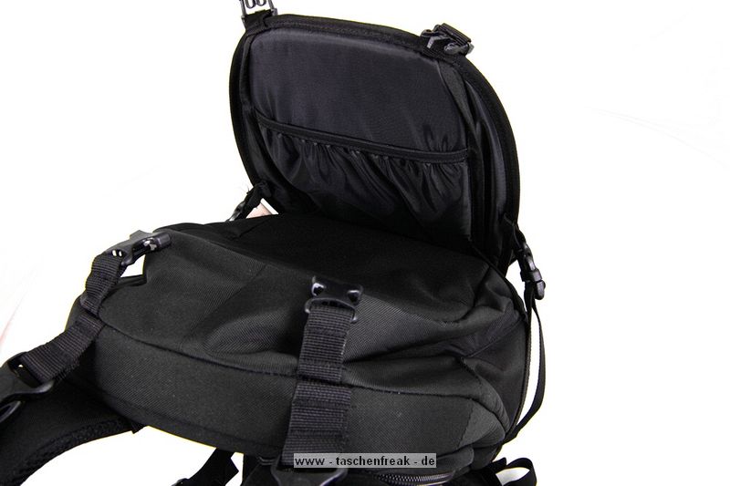 LOWEPRO PRIMUS MINIMUS\n\nFoto und Text von HSR-FOTO.de - VIELEN DANK!\n\nKommentar:\n\nHallo,\n \nich glaube der Primus Minimus von Lowepro fehlt noch in der Sammlung. Hier noch meine Eindrcke:\n \nWichtig war mir ein Rucksack, der auch fr lngere Touren gut geeignet ist und Platz fr die Nicht-Foto-Ausrstung bietet. Hierfr scheint der Lowepro Primus Minimus ideal zu sein: Relativ leicht, "klein", viel sinnvoller Platz und ein Stativ passt auch noch ran (wird auen mit Zurriemen befestigt). Leider passt beim Primus Minimus meine 5Dmk2 eher schlecht durch die Seitenffnung. Aber sie passt. Als Schnellzugriff kann dies dann allerdings nicht mehr bezeichnen. Es ist eben etwas hakelig. Die 400D meiner Freundin passt hingegen sehr gut durch. Ich den nchsten Tagen kommt noch der normale Primus AW. Dann kann ich vergleichen, ob der Seitenzugriff besser mit der 5D zu nutzen ist. Erwhnen mchte ihc noch, dass das Obere Fach von hinten zu erreichen ist und fr den Zugriff die "Untersttzungsgurte" fr die Schultergurte geffnet werden mssen.  Langfinger knnten leichtes Spiel haben, wegen des sehr langen Stiels am Reiverschluss fr das Seitenfach. Hier werde ich mir noch etwas passendes fr die Stadt berlegen.  Im oberen Fach haben locker mein 430EX und ein 70-200L platz und es ist immer noch Luft fr beispielsweise einen dnnen Pulli oder eine Brotdose. Die Jacke kann man bequem quer im aufliegenden Fach transportieren.\nWenn man den Rucksack mit meiner Ausrstung (5Dmk2, 17-40L, 85L, 28-75, 430EX und 70-200L4) trgt, sollte man den Spanngurt ber den Schultergurten krftig anziehen, den verschiebbaren Klipp zwischen den Schultergurten schlieen. Allein hierdurch werden die Schultern merklich entlastet. Wird nun noch der Beckengurt geschlossen, kann man schn lang wandern/bummeln/wasauchimmer und bekommt keine Rckenschmerzen. Auf lngeren Touren ist mein Tamrac Velocity 9x hier sehr unbequem, dafr aber sehr schnell zu nutzen.\n \nGru,\nHSR-FOTO.de