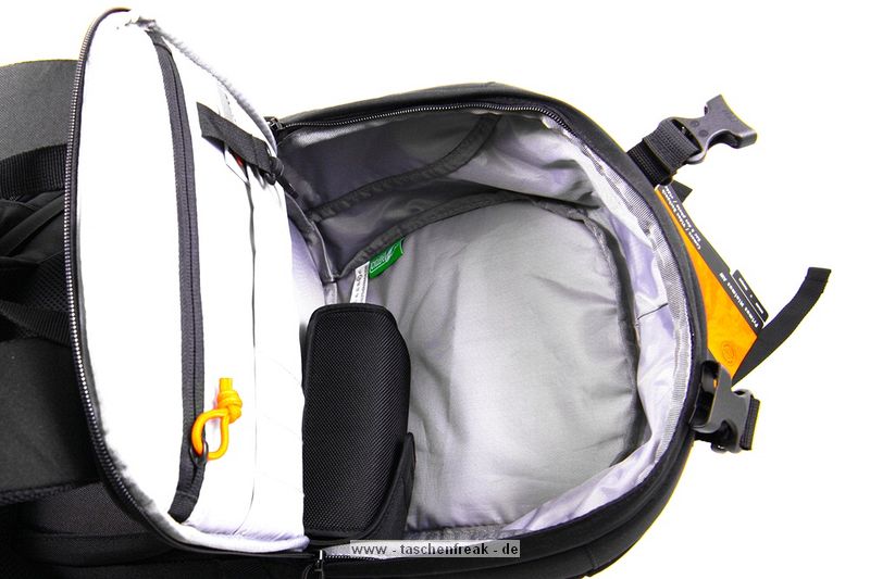 LOWEPRO PRIMUS MINIMUS\n\nFoto und Text von HSR-FOTO.de - VIELEN DANK!\n\nKommentar:\n\nHallo,\n \nich glaube der Primus Minimus von Lowepro fehlt noch in der Sammlung. Hier noch meine Eindrcke:\n \nWichtig war mir ein Rucksack, der auch fr lngere Touren gut geeignet ist und Platz fr die Nicht-Foto-Ausrstung bietet. Hierfr scheint der Lowepro Primus Minimus ideal zu sein: Relativ leicht, "klein", viel sinnvoller Platz und ein Stativ passt auch noch ran (wird auen mit Zurriemen befestigt). Leider passt beim Primus Minimus meine 5Dmk2 eher schlecht durch die Seitenffnung. Aber sie passt. Als Schnellzugriff kann dies dann allerdings nicht mehr bezeichnen. Es ist eben etwas hakelig. Die 400D meiner Freundin passt hingegen sehr gut durch. Ich den nchsten Tagen kommt noch der normale Primus AW. Dann kann ich vergleichen, ob der Seitenzugriff besser mit der 5D zu nutzen ist. Erwhnen mchte ihc noch, dass das Obere Fach von hinten zu erreichen ist und fr den Zugriff die "Untersttzungsgurte" fr die Schultergurte geffnet werden mssen.  Langfinger knnten leichtes Spiel haben, wegen des sehr langen Stiels am Reiverschluss fr das Seitenfach. Hier werde ich mir noch etwas passendes fr die Stadt berlegen.  Im oberen Fach haben locker mein 430EX und ein 70-200L platz und es ist immer noch Luft fr beispielsweise einen dnnen Pulli oder eine Brotdose. Die Jacke kann man bequem quer im aufliegenden Fach transportieren.\nWenn man den Rucksack mit meiner Ausrstung (5Dmk2, 17-40L, 85L, 28-75, 430EX und 70-200L4) trgt, sollte man den Spanngurt ber den Schultergurten krftig anziehen, den verschiebbaren Klipp zwischen den Schultergurten schlieen. Allein hierdurch werden die Schultern merklich entlastet. Wird nun noch der Beckengurt geschlossen, kann man schn lang wandern/bummeln/wasauchimmer und bekommt keine Rckenschmerzen. Auf lngeren Touren ist mein Tamrac Velocity 9x hier sehr unbequem, dafr aber sehr schnell zu nutzen.\n \nGru,\nHSR-FOTO.de