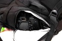 LOWEPRO PRIMUS MINIMUS\n\nFoto und Text von HSR-FOTO.de - VIELEN DANK!\n\nKommentar:\n\nHallo,\n \nich glaube der Primus Minimus von Lowepro fehlt noch in der Sammlung. Hier noch meine Eindrcke:\n \nWichtig war mir ein Rucksack, der auch fr lngere Touren gut geeignet ist und Platz fr die Nicht-Foto-Ausrstung bietet. Hierfr scheint der Lowepro Primus Minimus ideal zu sein: Relativ leicht, "klein", viel sinnvoller Platz und ein Stativ passt auch noch ran (wird auen mit Zurriemen befestigt). Leider passt beim Primus Minimus meine 5Dmk2 eher schlecht durch die Seitenffnung. Aber sie passt. Als Schnellzugriff kann dies dann allerdings nicht mehr bezeichnen. Es ist eben etwas hakelig. Die 400D meiner Freundin passt hingegen sehr gut durch. Ich den nchsten Tagen kommt noch der normale Primus AW. Dann kann ich vergleichen, ob der Seitenzugriff besser mit der 5D zu nutzen ist. Erwhnen mchte ihc noch, dass das Obere Fach von hinten zu erreichen ist und fr den Zugriff die "Untersttzungsgurte" fr die Schultergurte geffnet werden mssen.  Langfinger knnten leichtes Spiel haben, wegen des sehr langen Stiels am Reiverschluss fr das Seitenfach. Hier werde ich mir noch etwas passendes fr die Stadt berlegen.  Im oberen Fach haben locker mein 430EX und ein 70-200L platz und es ist immer noch Luft fr beispielsweise einen dnnen Pulli oder eine Brotdose. Die Jacke kann man bequem quer im aufliegenden Fach transportieren.\nWenn man den Rucksack mit meiner Ausrstung (5Dmk2, 17-40L, 85L, 28-75, 430EX und 70-200L4) trgt, sollte man den Spanngurt ber den Schultergurten krftig anziehen, den verschiebbaren Klipp zwischen den Schultergurten schlieen. Allein hierdurch werden die Schultern merklich entlastet. Wird nun noch der Beckengurt geschlossen, kann man schn lang wandern/bummeln/wasauchimmer und bekommt keine Rckenschmerzen. Auf lngeren Touren ist mein Tamrac Velocity 9x hier sehr unbequem, dafr aber sehr schnell zu nutzen.\n \nGru,\nHSR-FOTO.de