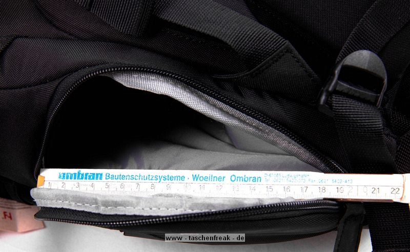 LOWEPRO PRIMUS MINIMUS\n\nFoto und Text von HSR-FOTO.de - VIELEN DANK!\n\nKommentar:\n\nHallo,\n \nich glaube der Primus Minimus von Lowepro fehlt noch in der Sammlung. Hier noch meine Eindrcke:\n \nWichtig war mir ein Rucksack, der auch fr lngere Touren gut geeignet ist und Platz fr die Nicht-Foto-Ausrstung bietet. Hierfr scheint der Lowepro Primus Minimus ideal zu sein: Relativ leicht, "klein", viel sinnvoller Platz und ein Stativ passt auch noch ran (wird auen mit Zurriemen befestigt). Leider passt beim Primus Minimus meine 5Dmk2 eher schlecht durch die Seitenffnung. Aber sie passt. Als Schnellzugriff kann dies dann allerdings nicht mehr bezeichnen. Es ist eben etwas hakelig. Die 400D meiner Freundin passt hingegen sehr gut durch. Ich den nchsten Tagen kommt noch der normale Primus AW. Dann kann ich vergleichen, ob der Seitenzugriff besser mit der 5D zu nutzen ist. Erwhnen mchte ihc noch, dass das Obere Fach von hinten zu erreichen ist und fr den Zugriff die "Untersttzungsgurte" fr die Schultergurte geffnet werden mssen.  Langfinger knnten leichtes Spiel haben, wegen des sehr langen Stiels am Reiverschluss fr das Seitenfach. Hier werde ich mir noch etwas passendes fr die Stadt berlegen.  Im oberen Fach haben locker mein 430EX und ein 70-200L platz und es ist immer noch Luft fr beispielsweise einen dnnen Pulli oder eine Brotdose. Die Jacke kann man bequem quer im aufliegenden Fach transportieren.\nWenn man den Rucksack mit meiner Ausrstung (5Dmk2, 17-40L, 85L, 28-75, 430EX und 70-200L4) trgt, sollte man den Spanngurt ber den Schultergurten krftig anziehen, den verschiebbaren Klipp zwischen den Schultergurten schlieen. Allein hierdurch werden die Schultern merklich entlastet. Wird nun noch der Beckengurt geschlossen, kann man schn lang wandern/bummeln/wasauchimmer und bekommt keine Rckenschmerzen. Auf lngeren Touren ist mein Tamrac Velocity 9x hier sehr unbequem, dafr aber sehr schnell zu nutzen.\n \nGru,\nHSR-FOTO.de