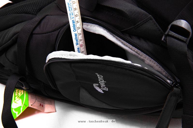LOWEPRO PRIMUS MINIMUS\n\nFoto und Text von HSR-FOTO.de - VIELEN DANK!\n\nKommentar:\n\nHallo,\n \nich glaube der Primus Minimus von Lowepro fehlt noch in der Sammlung. Hier noch meine Eindrücke:\n \nWichtig war mir ein Rucksack, der auch für längere Touren gut geeignet ist und Platz für die Nicht-Foto-Ausrüstung bietet. Hierfür scheint der Lowepro Primus Minimus ideal zu sein: Relativ leicht, "klein", viel sinnvoller Platz und ein Stativ passt auch noch ran (wird außen mit Zurriemen befestigt). Leider passt beim Primus Minimus meine 5Dmk2 eher schlecht durch die Seitenöffnung. Aber sie passt. Als Schnellzugriff kann dies dann allerdings nicht mehr bezeichnen. Es ist eben etwas hakelig. Die 400D meiner Freundin passt hingegen sehr gut durch. Ich den nächsten Tagen kommt noch der normale Primus AW. Dann kann ich vergleichen, ob der Seitenzugriff besser mit der 5D zu nutzen ist. Erwähnen möchte ihc noch, dass das Obere Fach von hinten zu erreichen ist und für den Zugriff die "Unterstützungsgurte" für die Schultergurte geöffnet werden müssen.  Langfinger könnten leichtes Spiel haben, wegen des sehr langen Stiels am Reißverschluss für das Seitenfach. Hier werde ich mir noch etwas passendes für die Stadt überlegen.  Im oberen Fach haben locker mein 430EX und ein 70-200L platz und es ist immer noch Luft für beispielsweise einen dünnen Pulli oder eine Brotdose. Die Jacke kann man bequem quer im aufliegenden Fach transportieren.\nWenn man den Rucksack mit meiner Ausrüstung (5Dmk2, 17-40L, 85L, 28-75, 430EX und 70-200L4) trägt, sollte man den Spanngurt über den Schultergurten kräftig anziehen, den verschiebbaren Klipp zwischen den Schultergurten schließen. Allein hierdurch werden die Schultern merklich entlastet. Wird nun noch der Beckengurt geschlossen, kann man schön lang wandern/bummeln/wasauchimmer und bekommt keine Rückenschmerzen. Auf längeren Touren ist mein Tamrac Velocity 9x hier sehr unbequem, dafür aber sehr schnell zu nutzen.\n \nGruß,\nHSR-FOTO.de
