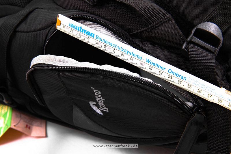 LOWEPRO PRIMUS MINIMUS\n\nFoto und Text von HSR-FOTO.de - VIELEN DANK!\n\nKommentar:\n\nHallo,\n \nich glaube der Primus Minimus von Lowepro fehlt noch in der Sammlung. Hier noch meine Eindrcke:\n \nWichtig war mir ein Rucksack, der auch fr lngere Touren gut geeignet ist und Platz fr die Nicht-Foto-Ausrstung bietet. Hierfr scheint der Lowepro Primus Minimus ideal zu sein: Relativ leicht, "klein", viel sinnvoller Platz und ein Stativ passt auch noch ran (wird auen mit Zurriemen befestigt). Leider passt beim Primus Minimus meine 5Dmk2 eher schlecht durch die Seitenffnung. Aber sie passt. Als Schnellzugriff kann dies dann allerdings nicht mehr bezeichnen. Es ist eben etwas hakelig. Die 400D meiner Freundin passt hingegen sehr gut durch. Ich den nchsten Tagen kommt noch der normale Primus AW. Dann kann ich vergleichen, ob der Seitenzugriff besser mit der 5D zu nutzen ist. Erwhnen mchte ihc noch, dass das Obere Fach von hinten zu erreichen ist und fr den Zugriff die "Untersttzungsgurte" fr die Schultergurte geffnet werden mssen.  Langfinger knnten leichtes Spiel haben, wegen des sehr langen Stiels am Reiverschluss fr das Seitenfach. Hier werde ich mir noch etwas passendes fr die Stadt berlegen.  Im oberen Fach haben locker mein 430EX und ein 70-200L platz und es ist immer noch Luft fr beispielsweise einen dnnen Pulli oder eine Brotdose. Die Jacke kann man bequem quer im aufliegenden Fach transportieren.\nWenn man den Rucksack mit meiner Ausrstung (5Dmk2, 17-40L, 85L, 28-75, 430EX und 70-200L4) trgt, sollte man den Spanngurt ber den Schultergurten krftig anziehen, den verschiebbaren Klipp zwischen den Schultergurten schlieen. Allein hierdurch werden die Schultern merklich entlastet. Wird nun noch der Beckengurt geschlossen, kann man schn lang wandern/bummeln/wasauchimmer und bekommt keine Rckenschmerzen. Auf lngeren Touren ist mein Tamrac Velocity 9x hier sehr unbequem, dafr aber sehr schnell zu nutzen.\n \nGru,\nHSR-FOTO.de