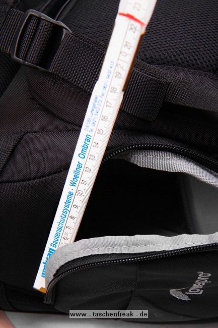 LOWEPRO PRIMUS MINIMUS\n\nFoto und Text von HSR-FOTO.de - VIELEN DANK!\n\nKommentar:\n\nHallo,\n \nich glaube der Primus Minimus von Lowepro fehlt noch in der Sammlung. Hier noch meine Eindrcke:\n \nWichtig war mir ein Rucksack, der auch fr lngere Touren gut geeignet ist und Platz fr die Nicht-Foto-Ausrstung bietet. Hierfr scheint der Lowepro Primus Minimus ideal zu sein: Relativ leicht, "klein", viel sinnvoller Platz und ein Stativ passt auch noch ran (wird auen mit Zurriemen befestigt). Leider passt beim Primus Minimus meine 5Dmk2 eher schlecht durch die Seitenffnung. Aber sie passt. Als Schnellzugriff kann dies dann allerdings nicht mehr bezeichnen. Es ist eben etwas hakelig. Die 400D meiner Freundin passt hingegen sehr gut durch. Ich den nchsten Tagen kommt noch der normale Primus AW. Dann kann ich vergleichen, ob der Seitenzugriff besser mit der 5D zu nutzen ist. Erwhnen mchte ihc noch, dass das Obere Fach von hinten zu erreichen ist und fr den Zugriff die "Untersttzungsgurte" fr die Schultergurte geffnet werden mssen.  Langfinger knnten leichtes Spiel haben, wegen des sehr langen Stiels am Reiverschluss fr das Seitenfach. Hier werde ich mir noch etwas passendes fr die Stadt berlegen.  Im oberen Fach haben locker mein 430EX und ein 70-200L platz und es ist immer noch Luft fr beispielsweise einen dnnen Pulli oder eine Brotdose. Die Jacke kann man bequem quer im aufliegenden Fach transportieren.\nWenn man den Rucksack mit meiner Ausrstung (5Dmk2, 17-40L, 85L, 28-75, 430EX und 70-200L4) trgt, sollte man den Spanngurt ber den Schultergurten krftig anziehen, den verschiebbaren Klipp zwischen den Schultergurten schlieen. Allein hierdurch werden die Schultern merklich entlastet. Wird nun noch der Beckengurt geschlossen, kann man schn lang wandern/bummeln/wasauchimmer und bekommt keine Rckenschmerzen. Auf lngeren Touren ist mein Tamrac Velocity 9x hier sehr unbequem, dafr aber sehr schnell zu nutzen.\n \nGru,\nHSR-FOTO.de