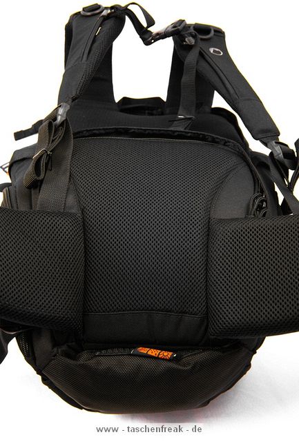 LOWEPRO PRIMUS MINIMUS\n\nFoto und Text von HSR-FOTO.de - VIELEN DANK!\n\nKommentar:\n\nHallo,\n \nich glaube der Primus Minimus von Lowepro fehlt noch in der Sammlung. Hier noch meine Eindrücke:\n \nWichtig war mir ein Rucksack, der auch für längere Touren gut geeignet ist und Platz für die Nicht-Foto-Ausrüstung bietet. Hierfür scheint der Lowepro Primus Minimus ideal zu sein: Relativ leicht, "klein", viel sinnvoller Platz und ein Stativ passt auch noch ran (wird außen mit Zurriemen befestigt). Leider passt beim Primus Minimus meine 5Dmk2 eher schlecht durch die Seitenöffnung. Aber sie passt. Als Schnellzugriff kann dies dann allerdings nicht mehr bezeichnen. Es ist eben etwas hakelig. Die 400D meiner Freundin passt hingegen sehr gut durch. Ich den nächsten Tagen kommt noch der normale Primus AW. Dann kann ich vergleichen, ob der Seitenzugriff besser mit der 5D zu nutzen ist. Erwähnen möchte ihc noch, dass das Obere Fach von hinten zu erreichen ist und für den Zugriff die "Unterstützungsgurte" für die Schultergurte geöffnet werden müssen.  Langfinger könnten leichtes Spiel haben, wegen des sehr langen Stiels am Reißverschluss für das Seitenfach. Hier werde ich mir noch etwas passendes für die Stadt überlegen.  Im oberen Fach haben locker mein 430EX und ein 70-200L platz und es ist immer noch Luft für beispielsweise einen dünnen Pulli oder eine Brotdose. Die Jacke kann man bequem quer im aufliegenden Fach transportieren.\nWenn man den Rucksack mit meiner Ausrüstung (5Dmk2, 17-40L, 85L, 28-75, 430EX und 70-200L4) trägt, sollte man den Spanngurt über den Schultergurten kräftig anziehen, den verschiebbaren Klipp zwischen den Schultergurten schließen. Allein hierdurch werden die Schultern merklich entlastet. Wird nun noch der Beckengurt geschlossen, kann man schön lang wandern/bummeln/wasauchimmer und bekommt keine Rückenschmerzen. Auf längeren Touren ist mein Tamrac Velocity 9x hier sehr unbequem, dafür aber sehr schnell zu nutzen.\n \nGruß,\nHSR-FOTO.de