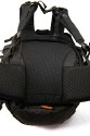 LOWEPRO PRIMUS MINIMUS\n\nFoto und Text von HSR-FOTO.de - VIELEN DANK!\n\nKommentar:\n\nHallo,\n \nich glaube der Primus Minimus von Lowepro fehlt noch in der Sammlung. Hier noch meine Eindrcke:\n \nWichtig war mir ein Rucksack, der auch fr lngere Touren gut geeignet ist und Platz fr die Nicht-Foto-Ausrstung bietet. Hierfr scheint der Lowepro Primus Minimus ideal zu sein: Relativ leicht, "klein", viel sinnvoller Platz und ein Stativ passt auch noch ran (wird auen mit Zurriemen befestigt). Leider passt beim Primus Minimus meine 5Dmk2 eher schlecht durch die Seitenffnung. Aber sie passt. Als Schnellzugriff kann dies dann allerdings nicht mehr bezeichnen. Es ist eben etwas hakelig. Die 400D meiner Freundin passt hingegen sehr gut durch. Ich den nchsten Tagen kommt noch der normale Primus AW. Dann kann ich vergleichen, ob der Seitenzugriff besser mit der 5D zu nutzen ist. Erwhnen mchte ihc noch, dass das Obere Fach von hinten zu erreichen ist und fr den Zugriff die "Untersttzungsgurte" fr die Schultergurte geffnet werden mssen.  Langfinger knnten leichtes Spiel haben, wegen des sehr langen Stiels am Reiverschluss fr das Seitenfach. Hier werde ich mir noch etwas passendes fr die Stadt berlegen.  Im oberen Fach haben locker mein 430EX und ein 70-200L platz und es ist immer noch Luft fr beispielsweise einen dnnen Pulli oder eine Brotdose. Die Jacke kann man bequem quer im aufliegenden Fach transportieren.\nWenn man den Rucksack mit meiner Ausrstung (5Dmk2, 17-40L, 85L, 28-75, 430EX und 70-200L4) trgt, sollte man den Spanngurt ber den Schultergurten krftig anziehen, den verschiebbaren Klipp zwischen den Schultergurten schlieen. Allein hierdurch werden die Schultern merklich entlastet. Wird nun noch der Beckengurt geschlossen, kann man schn lang wandern/bummeln/wasauchimmer und bekommt keine Rckenschmerzen. Auf lngeren Touren ist mein Tamrac Velocity 9x hier sehr unbequem, dafr aber sehr schnell zu nutzen.\n \nGru,\nHSR-FOTO.de