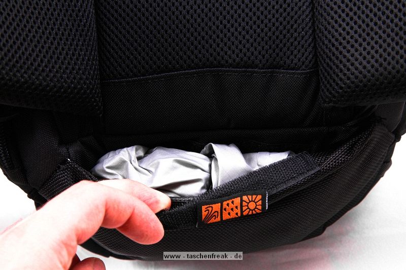 LOWEPRO PRIMUS MINIMUS\n\nFoto und Text von HSR-FOTO.de - VIELEN DANK!\n\nKommentar:\n\nHallo,\n \nich glaube der Primus Minimus von Lowepro fehlt noch in der Sammlung. Hier noch meine Eindrcke:\n \nWichtig war mir ein Rucksack, der auch fr lngere Touren gut geeignet ist und Platz fr die Nicht-Foto-Ausrstung bietet. Hierfr scheint der Lowepro Primus Minimus ideal zu sein: Relativ leicht, "klein", viel sinnvoller Platz und ein Stativ passt auch noch ran (wird auen mit Zurriemen befestigt). Leider passt beim Primus Minimus meine 5Dmk2 eher schlecht durch die Seitenffnung. Aber sie passt. Als Schnellzugriff kann dies dann allerdings nicht mehr bezeichnen. Es ist eben etwas hakelig. Die 400D meiner Freundin passt hingegen sehr gut durch. Ich den nchsten Tagen kommt noch der normale Primus AW. Dann kann ich vergleichen, ob der Seitenzugriff besser mit der 5D zu nutzen ist. Erwhnen mchte ihc noch, dass das Obere Fach von hinten zu erreichen ist und fr den Zugriff die "Untersttzungsgurte" fr die Schultergurte geffnet werden mssen.  Langfinger knnten leichtes Spiel haben, wegen des sehr langen Stiels am Reiverschluss fr das Seitenfach. Hier werde ich mir noch etwas passendes fr die Stadt berlegen.  Im oberen Fach haben locker mein 430EX und ein 70-200L platz und es ist immer noch Luft fr beispielsweise einen dnnen Pulli oder eine Brotdose. Die Jacke kann man bequem quer im aufliegenden Fach transportieren.\nWenn man den Rucksack mit meiner Ausrstung (5Dmk2, 17-40L, 85L, 28-75, 430EX und 70-200L4) trgt, sollte man den Spanngurt ber den Schultergurten krftig anziehen, den verschiebbaren Klipp zwischen den Schultergurten schlieen. Allein hierdurch werden die Schultern merklich entlastet. Wird nun noch der Beckengurt geschlossen, kann man schn lang wandern/bummeln/wasauchimmer und bekommt keine Rckenschmerzen. Auf lngeren Touren ist mein Tamrac Velocity 9x hier sehr unbequem, dafr aber sehr schnell zu nutzen.\n \nGru,\nHSR-FOTO.de